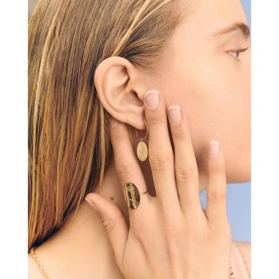 femme boucle d'oreille médaille JDM