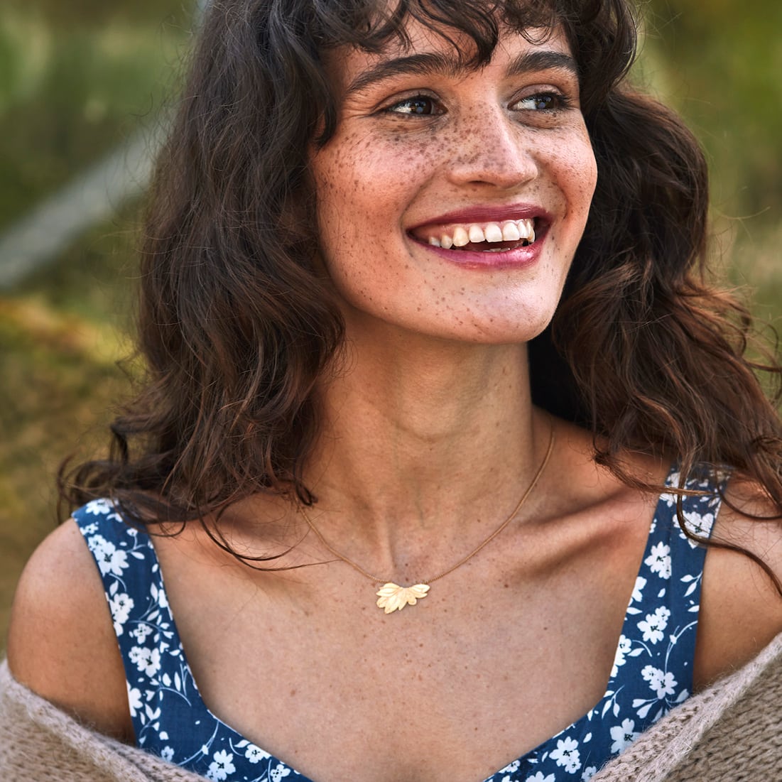 Collier Magnolia femme heureuse