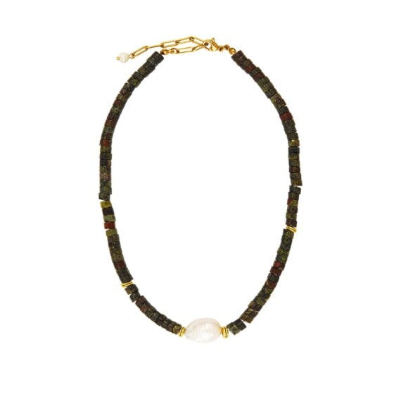 collier heishi pierres vertes et perle pres