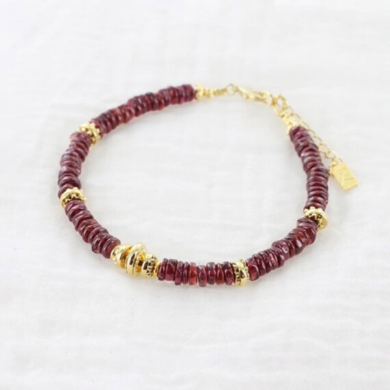 bracelet en pierres fines grenat et plaque or Sofi