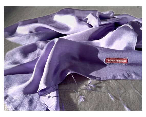 Zoom sur le tissu de l'Etole krama parme en organza.