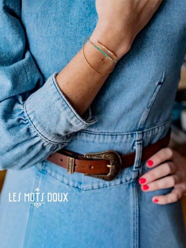bracelet code morse faites un vœu, porté par une femme