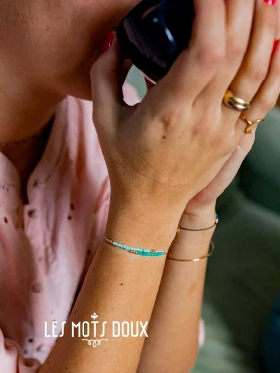 bracelet code morse faites un vœu, porté par une femme