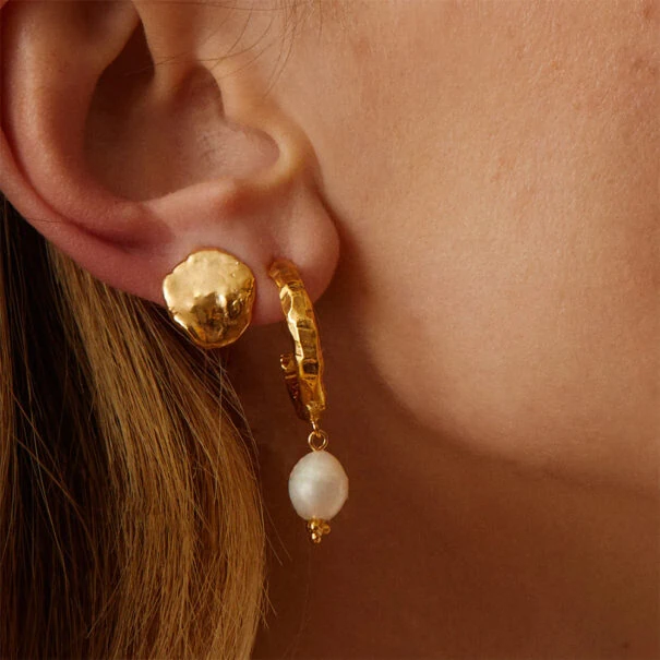 Boucles d'oreilles avlonia - puces d'oreilles rondes martelées dorées - Elise Tsikis Paris