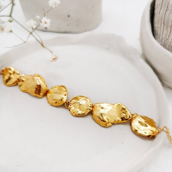 bracelet Nonas. Pièces martelées. Bijou doré à l'or fin.