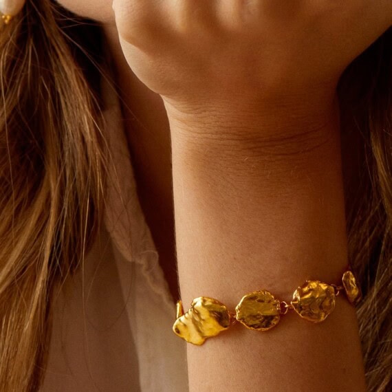 bracelet Nonas. Pièces martelées. Bijou doré à l'or fin.