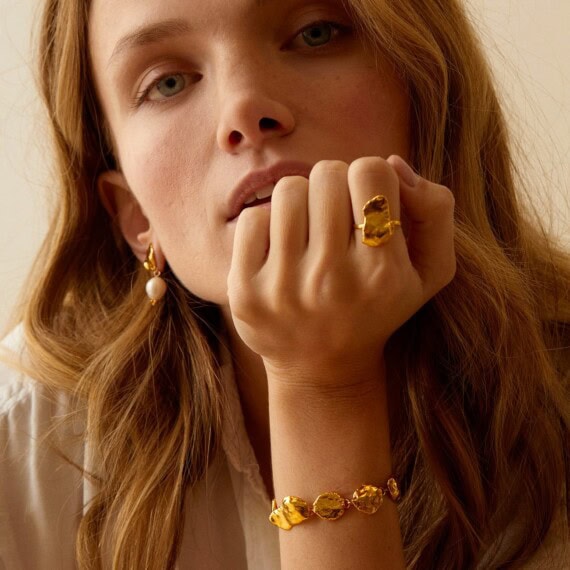 bracelet Nonas. Pièces martelées. Bijou doré à l'or fin.