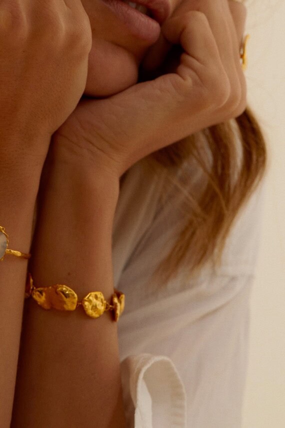 bracelet Nonas. Pièces martelées. Bijou doré à l'or fin.