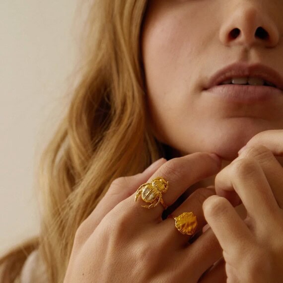 bague Iépa. Bague scarabée totem. Bijou femme Elise Tsikis