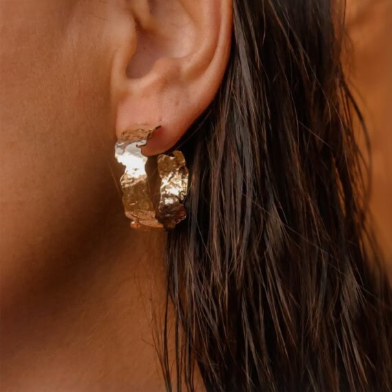 Créoles Angelina femme - Bijoux texturés dorés.
