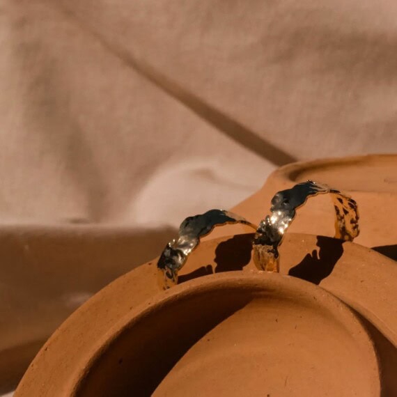 Créoles Angelina femme - Bijoux texturés dorés.