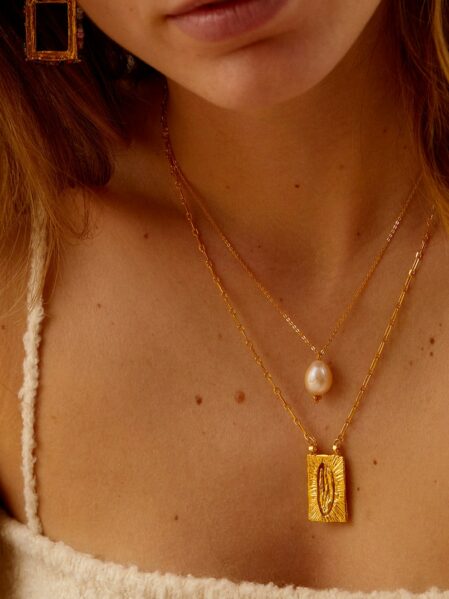 Collier Iona branche d'olivier - bijou doré gravé - Elise Tsikis Paris - Mix de bijoux avec le collier perle Elias