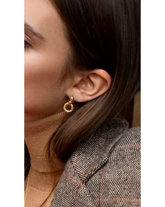 femme portant les boucles d'oreilles little Charlotte.