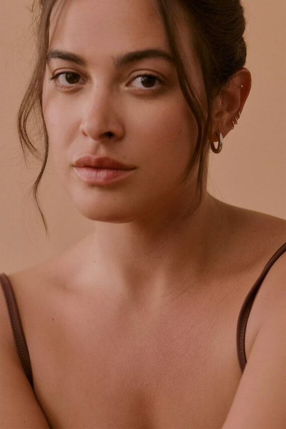 Femme portant les petites créoles argentées Charlotte
