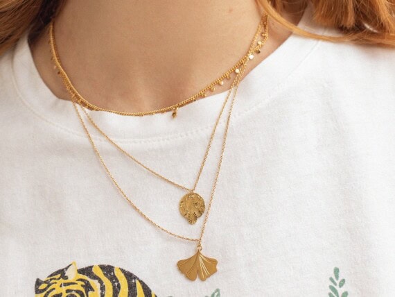 Femme portant le Collier feuille Ginkgo Aurélia - zoom