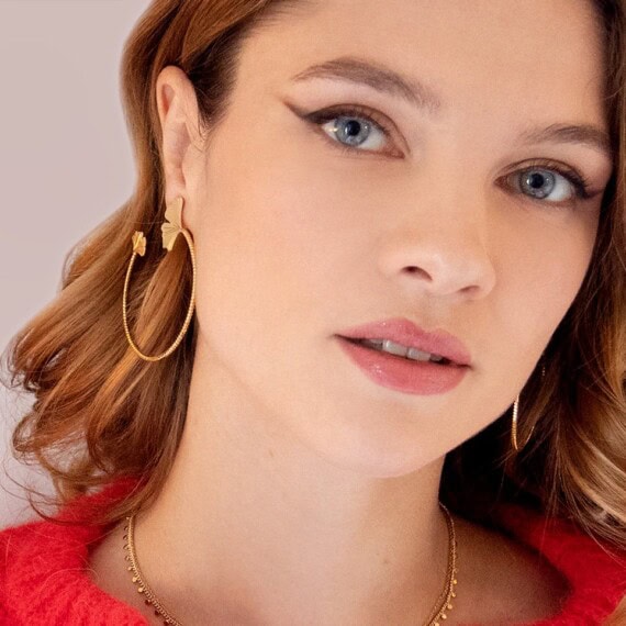 Zoom sur une femme portant les Présentation des boucles d'oreilles créoles Gingko in love.