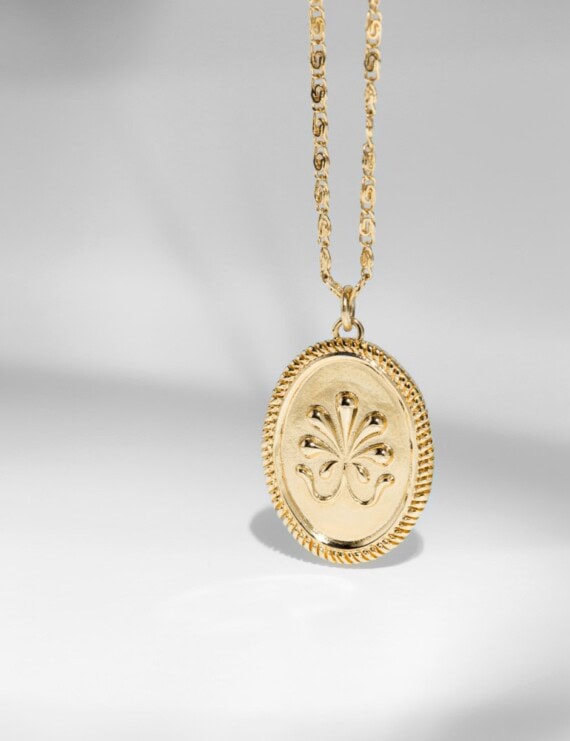 vue de détail : Collier médaille délicate ovale Louise Damas