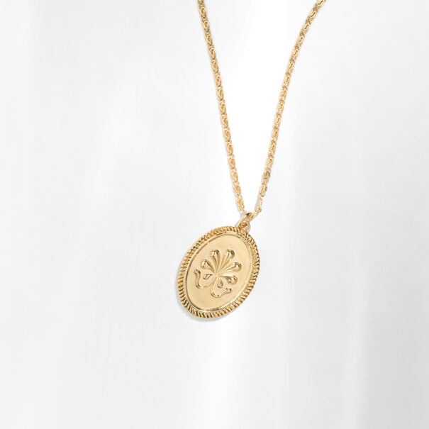 Collier médaille délicate ovale dorée à l'or fin