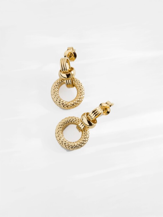 Boucles d'oreilles little charlotte. Présentation de ces bijoux dorés à l'or fin.