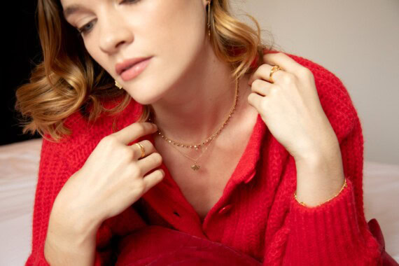 Collier feuille de ginkgo Chloé femme avec pull rouge