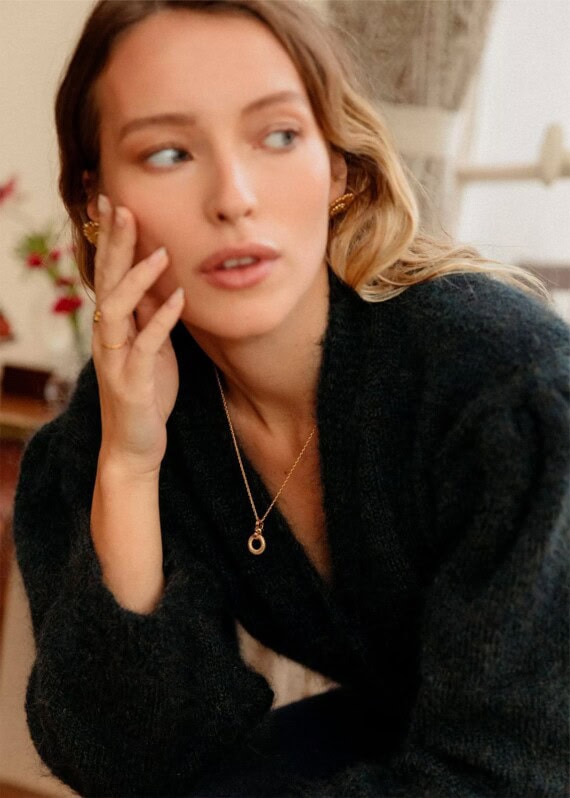 femme portant le collier Charlotte