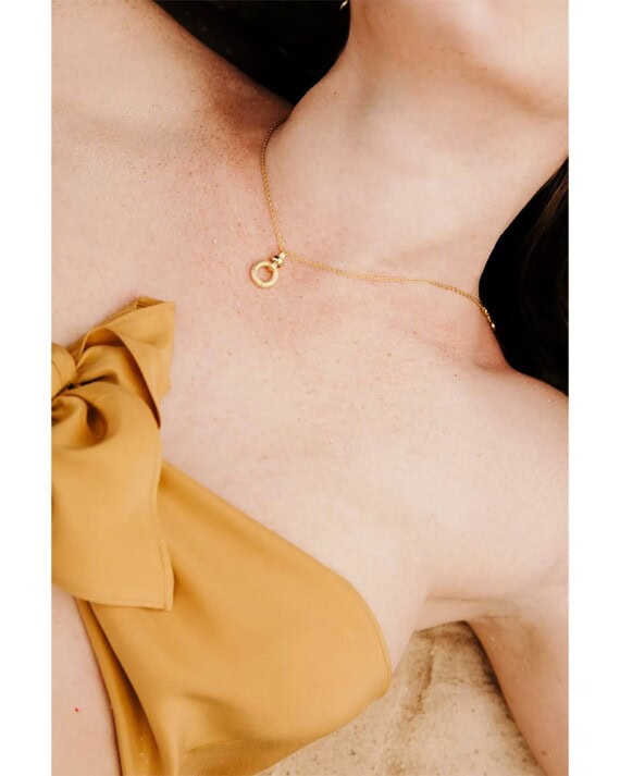 Collier pendentif Charlotte portées par une femme