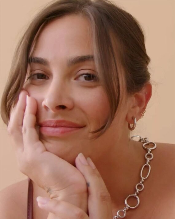 Femme portant les petites créoles argentées Charlotte