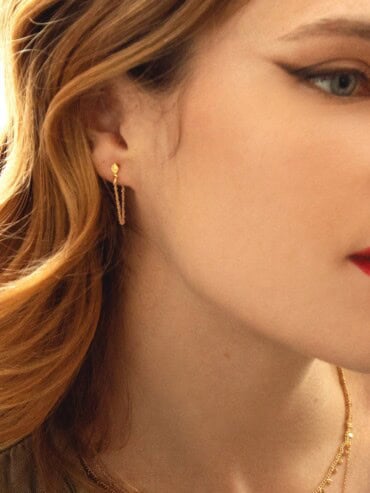 Boucles d'oreilles pendantes BLOOM portées par une femme