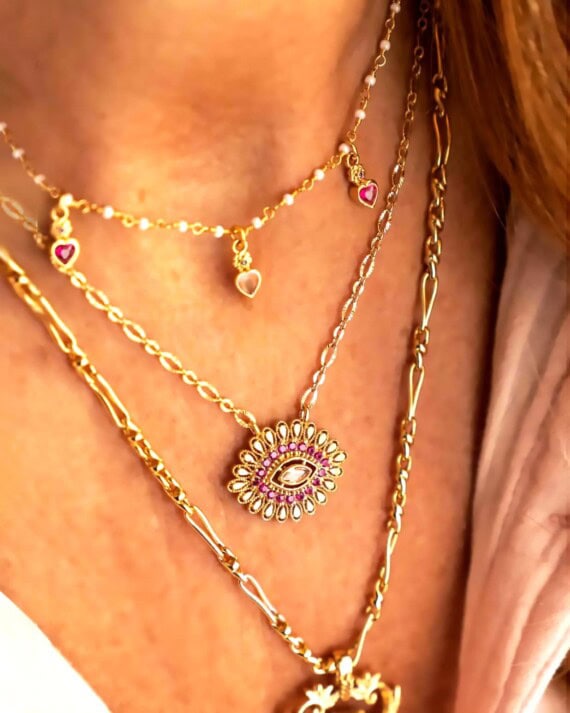 Collier Ayla champagne rosé porté par une femme
