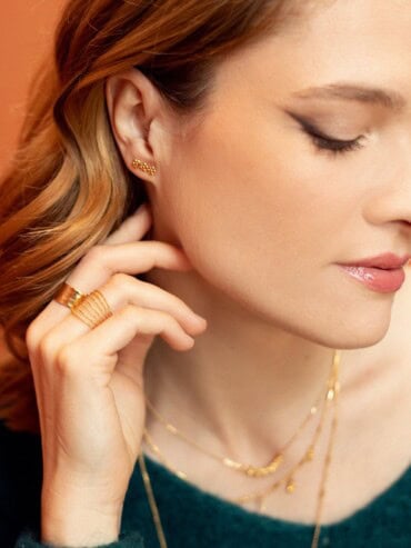 puces d'oreilles florilège portées par une femme