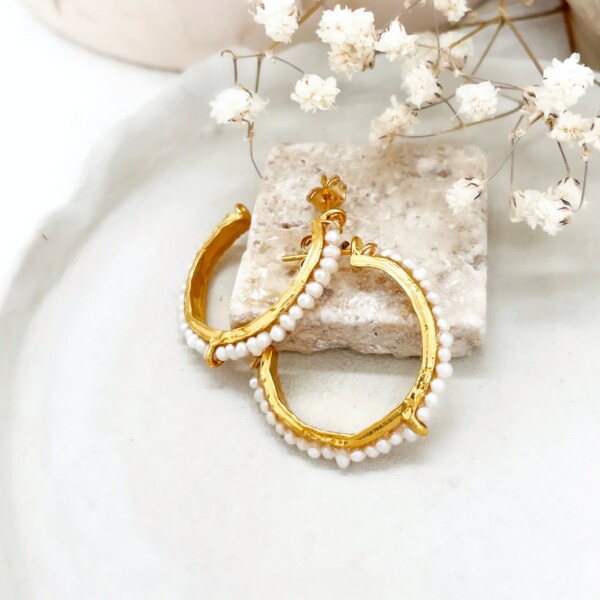 Boucles d'oreilles créoles KIMINA nacre. Dorées.