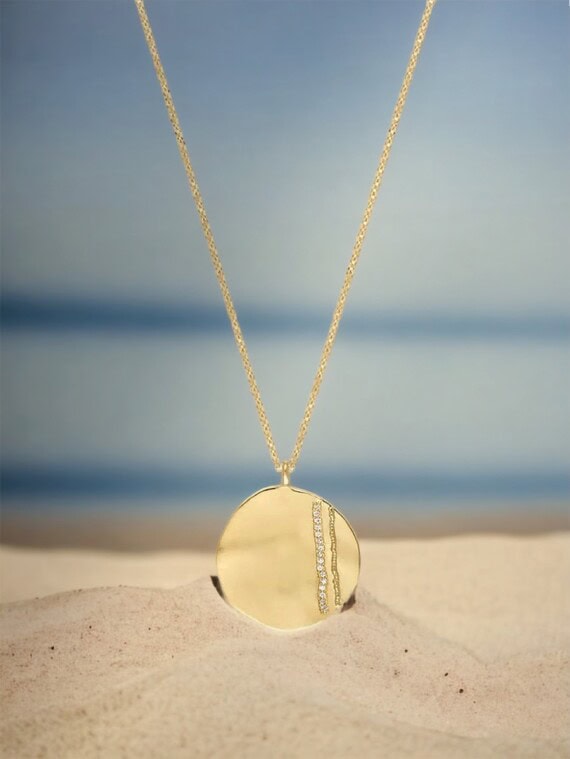 Collier long médaille dorée Janis chez poisson plume bijoux