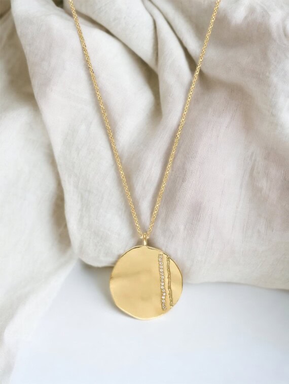 Collier long médaille dorée Janis chez poisson plume bijoux