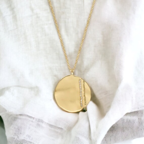 Collier long médaille dorée Janis chez poisson plume bijoux