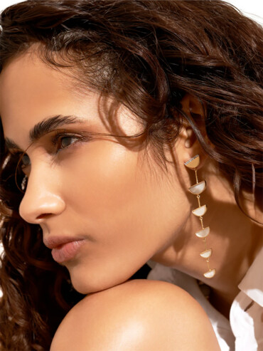 Boucles d'oreilles longues seema nacre