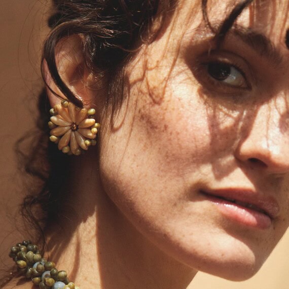 Boucles d'oreilles fleurs DIOLA - bijoux de haute fantaisie en coquillage, made in Paris