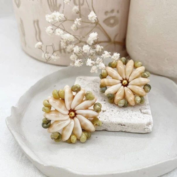 Boucles d'oreilles fleurs DIOLA - bijoux de haute fantaisie en coquillage, made in Paris