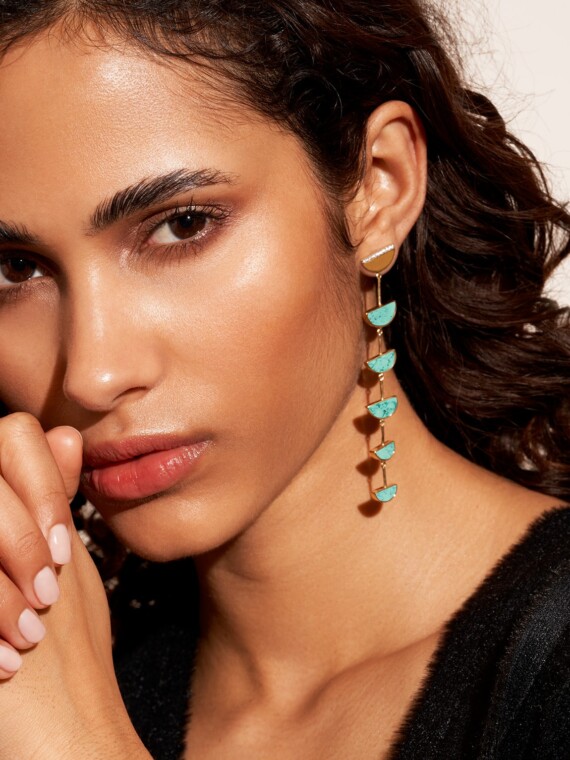 Boucles d'oreilles Seema turquoise. Boucles pendantes portées par une jeune femme.