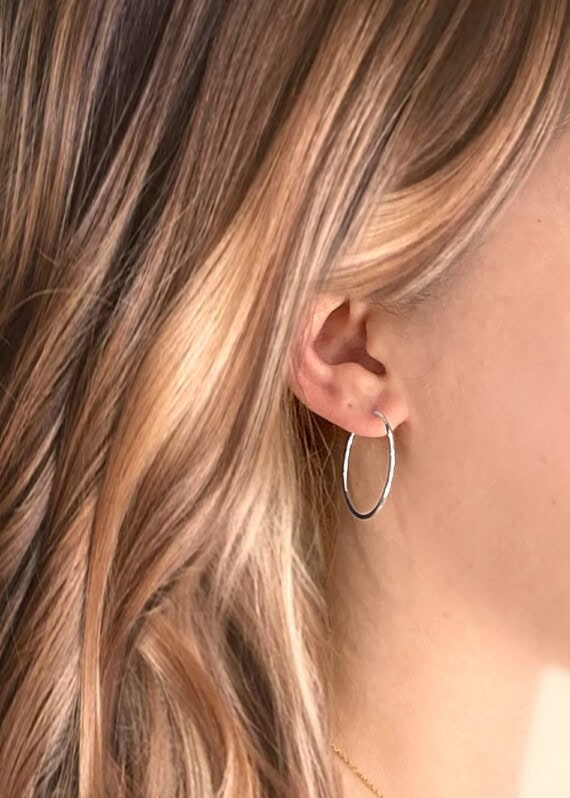 Boucles d'oreilles Créoles themis chez poisson plume. Bijoux en argent. Boucles d'oreilles fines et légères.