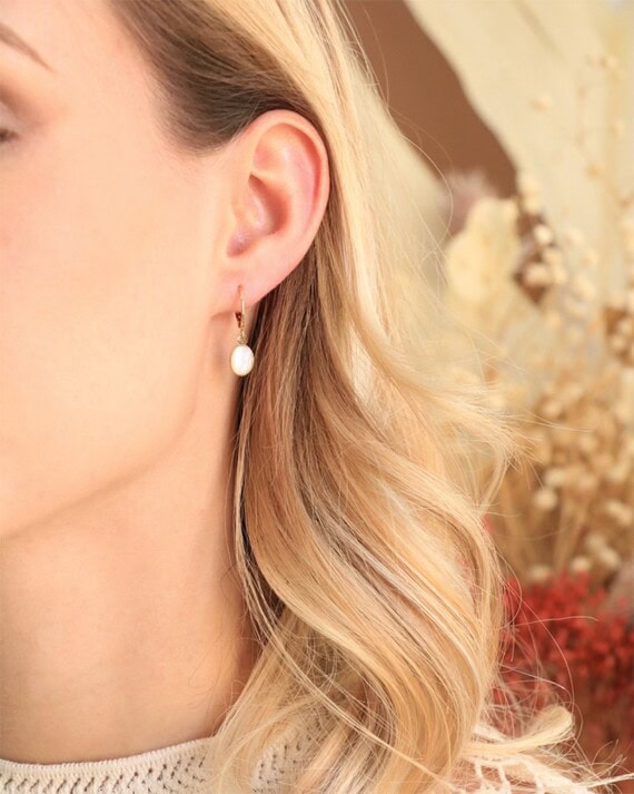 Petites boucles d'oreilles Saturnales nacre. Boucles d'oreilles en forme de dormeuses.
