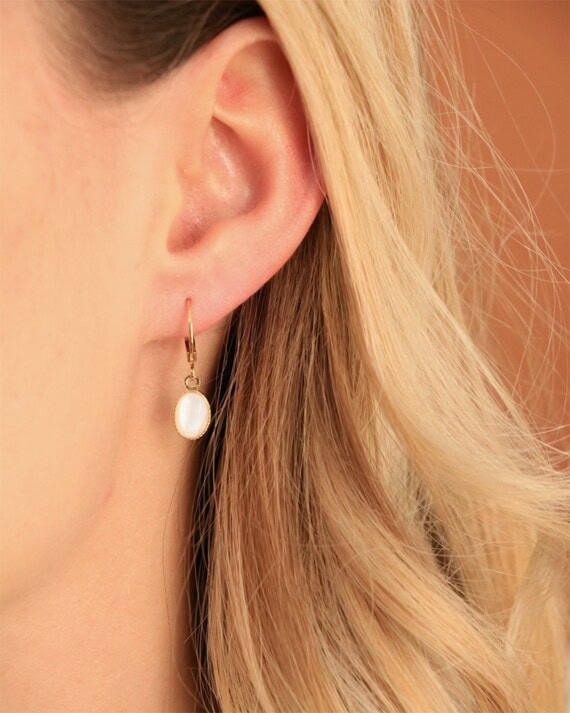 Petites boucles d'oreilles Saturnales nacre. Boucles d'oreilles en forme de dormeuses.