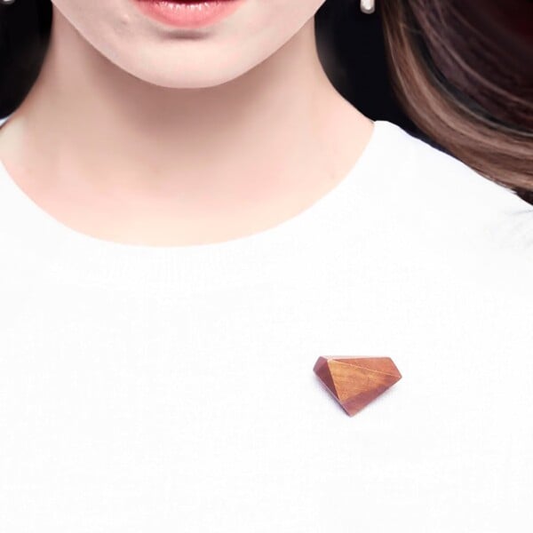 Broche tru en bois