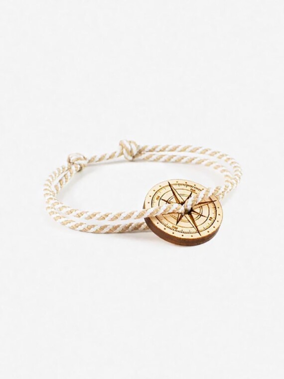 Bracelet Rose des vents Bois Aubier. Médaille en bois de bouleau. Cordon rayé beige et blanc.