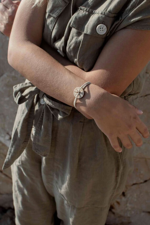 Bracelet Rose des vents Bois Aubier. Médaille en bois de bouleau. Cordon rayé beige et blanc.