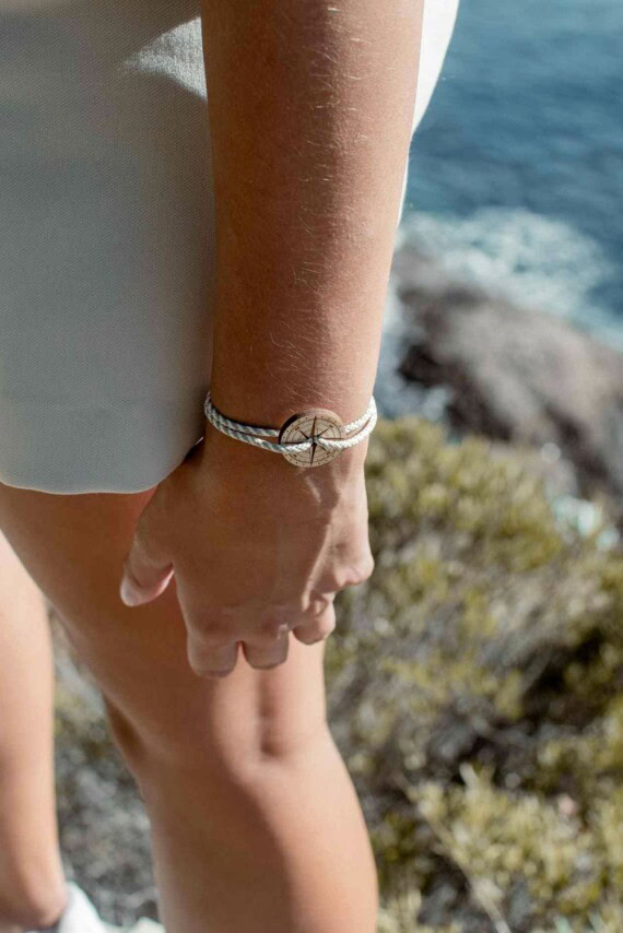Bracelet Rose des vents Bois Aubier. Médaille en bois de bouleau. Cordon rayé beige et blanc.