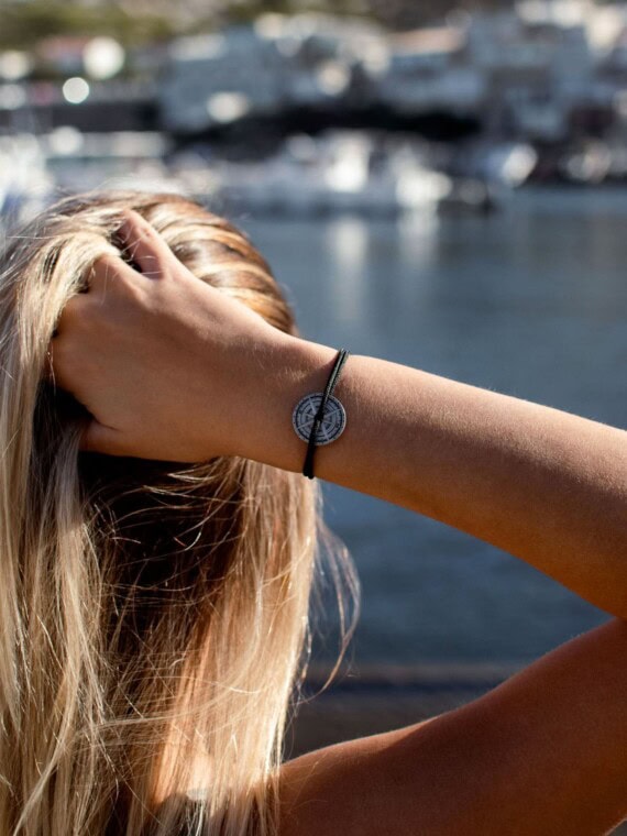 bracelet fantaisie Rose des vents Austral. Cordon noir