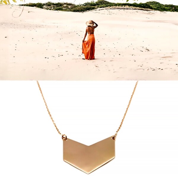 collier chevron swing plaque or