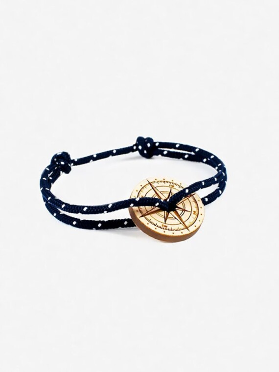 Bracelet Rose des vents Bois EPINE. Médaille en bois de bouleau. Cordon noir et blanc.