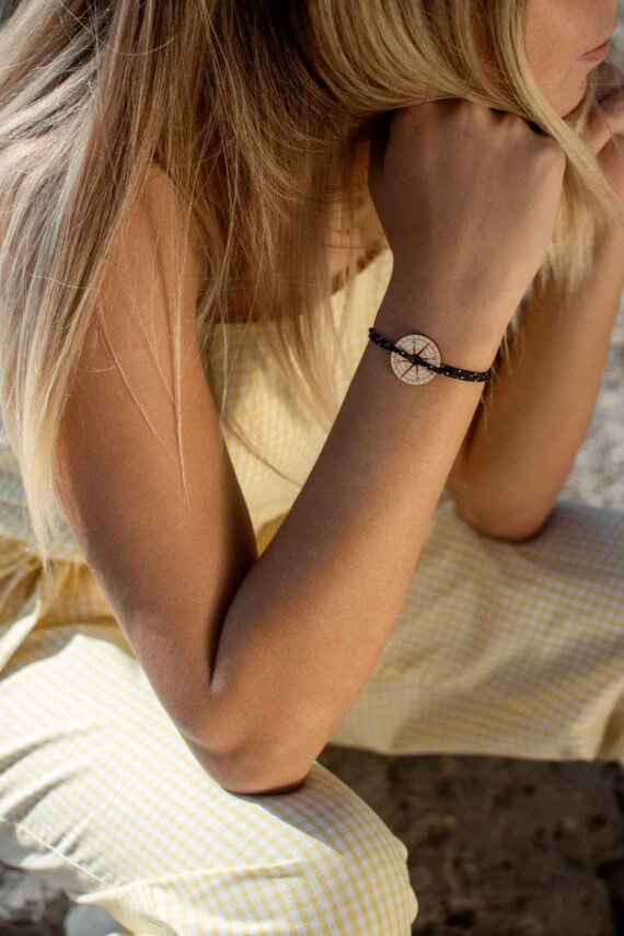 Bracelet Rose des vents Bois EPINE. Médaille en bois de bouleau. Cordon noir et blanc.