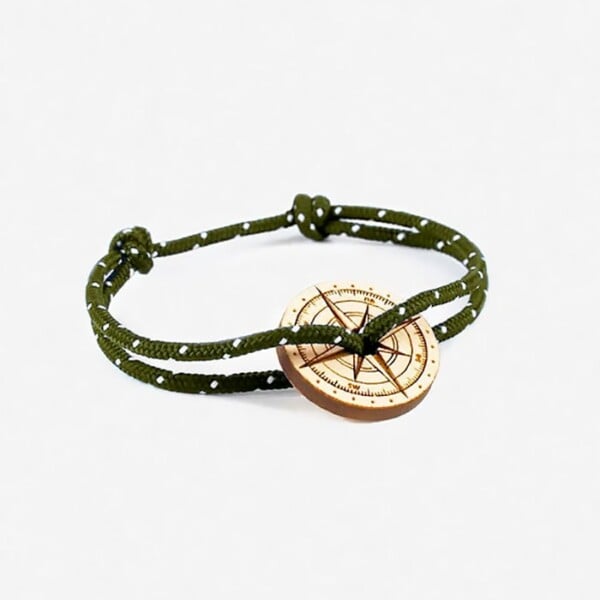 Bracelet Rose des vents Bois FEUILLU. Médaille en bois de bouleau. Cordon noir et blanc.